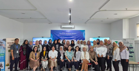(Momen kebersamaan tim DoctorTool, Arummi, RS Permata Keluarga Karawang, serta para bidan peserta acara Sumber Foto: DoctorTool)
